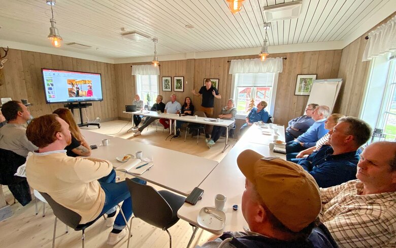 Folk lyttet da Tore Jardar Wirgenes i Larvik reiselivsforum