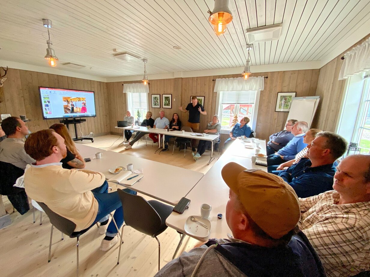 Folk lyttet da Tore Jardar Wirgenes i Larvik reiselivsforum