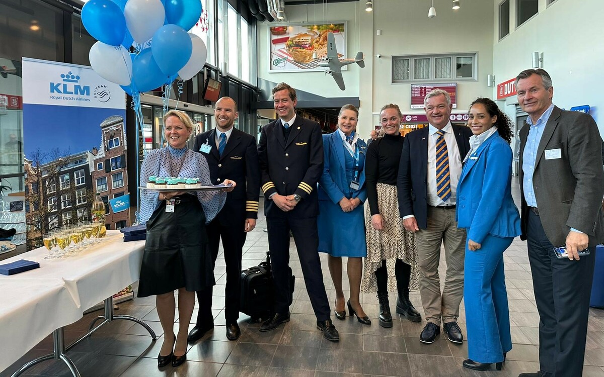 KLMs crew sammen med Tine Kleive-Mathisen, markeds- og kommunikasjonssjef på Torp, Hanne Marie Pettersen, markedssjef i Sandefjord Næringsforening, Tore Hansen, daglig leder i Larvik Næringsforening og Nederlandsk konsul i Sør-Norge, Halvor Glørsen, Sales Director Norway for KLM, Air France og Delta.