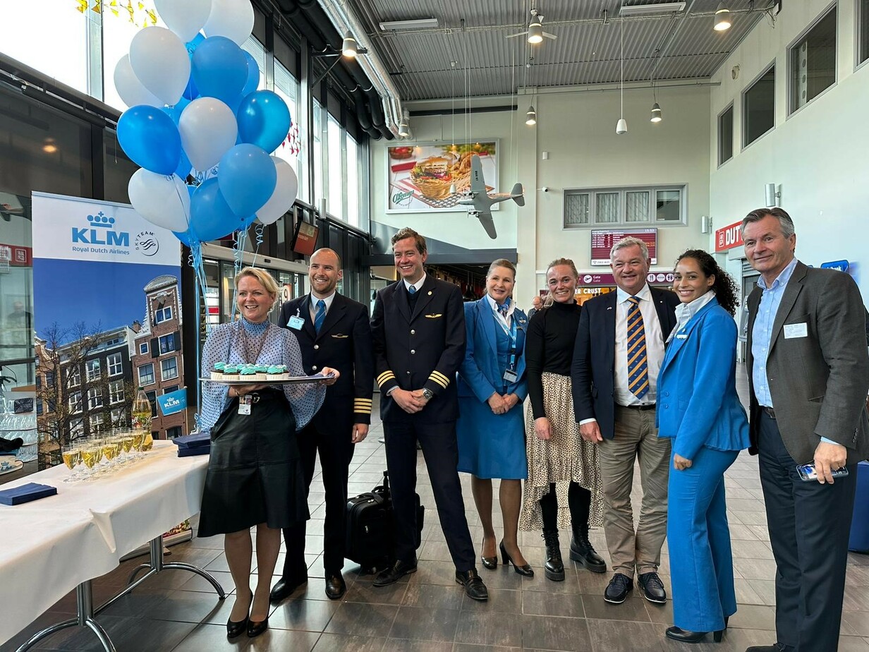 KLMs crew sammen med Tine Kleive-Mathisen, markeds- og kommunikasjonssjef på Torp, Hanne Marie Pettersen, markedssjef i Sandefjord Næringsforening, Tore Hansen, daglig leder i Larvik Næringsforening og Nederlandsk konsul i Sør-Norge, Halvor Glørsen, Sales Director Norway for KLM, Air France og Delta.